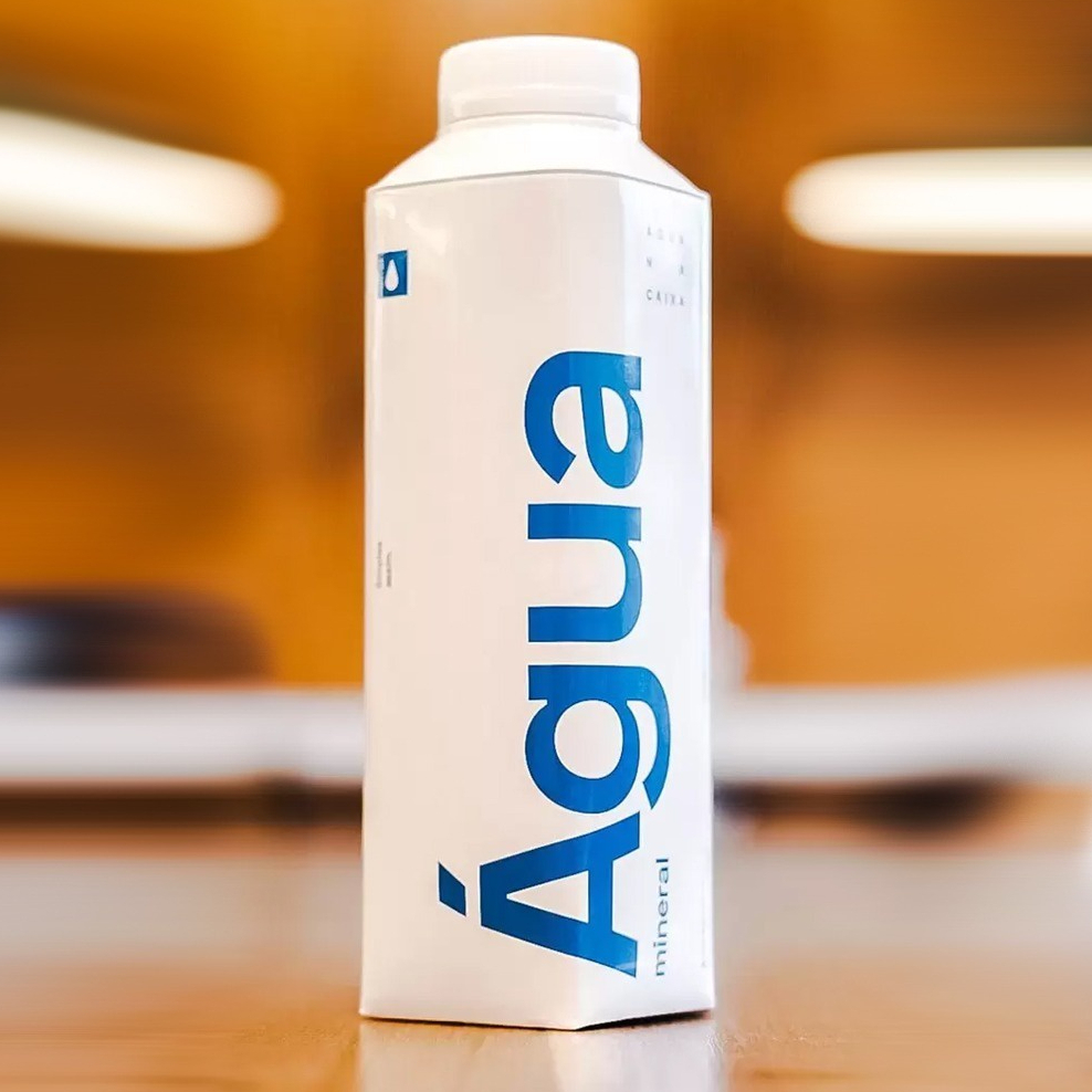 Você se hidrata e ainda coopera com o meio ambiente! Agua na caixa é muito Supremo.. Reutilizável, 88% renovável e muito instagrámavel.