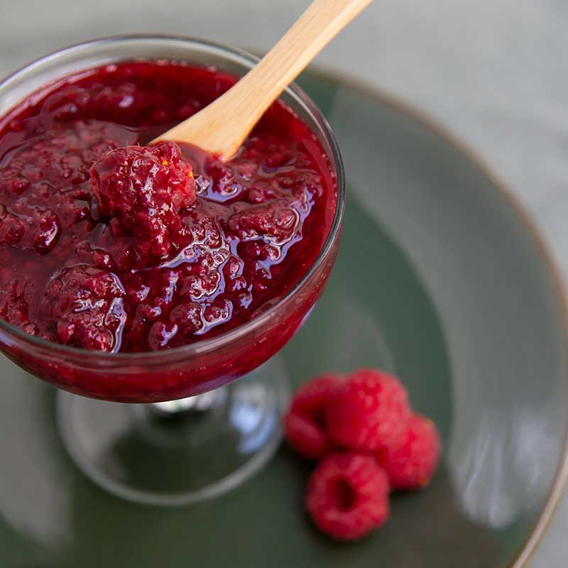 Calda de frutas vermelhas com pedaços.