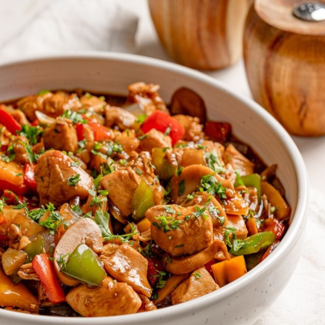 Nosso delicioso file de frango refogado no óleo de gergelim, Saquê, pimentões coloridos e cebola, servido com nosso molho da casa a base de shoyu.
Acompanha arroz com cenoura e batata frita