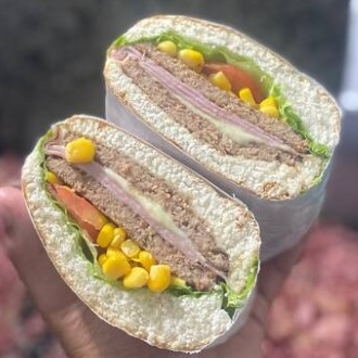 Pão de hambúrguer, hambúrguer, presunto, mussarela, milho, alface e tomate( lanche grande 4 partes)