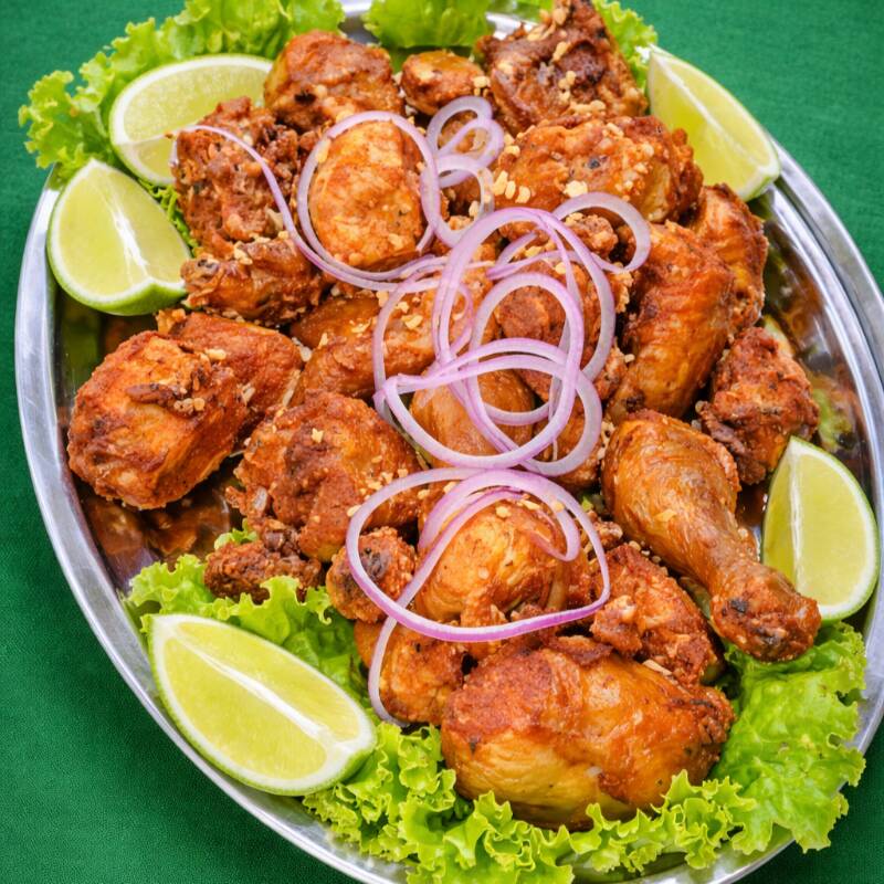 Cortes de frango fritos com alho e bem temperadas. Crocantes por fora e suculento por dentro.