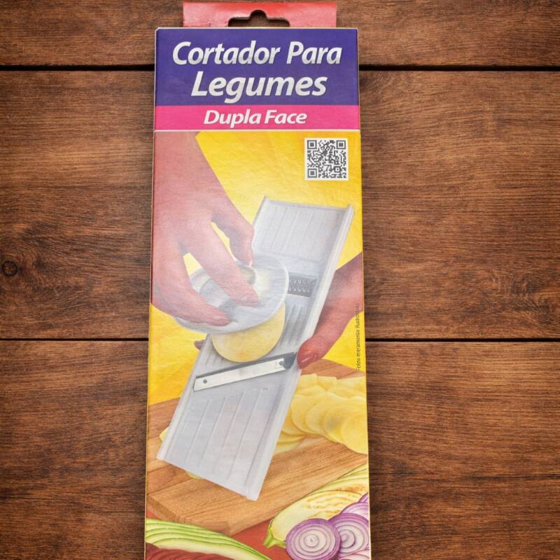 É um utensílio de cozinha manual, simples e prático, projetado para facilitar o preparo de legumes, verduras e outros alimentos com rapidez e segurança na sua casa.