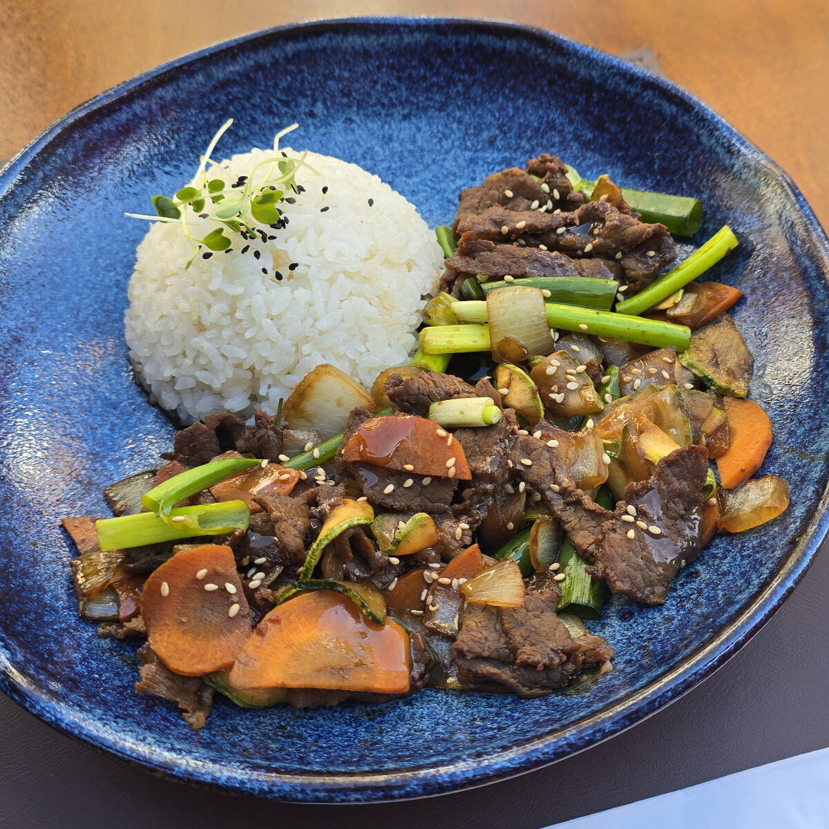 Bulgogui é um prato mais popular da culinária coreana feito de carne de boi fatiado bem fino e marinado ao molho de bulgogui, baseado no shoyu, cebolinha, alho e óleo de gergelim.