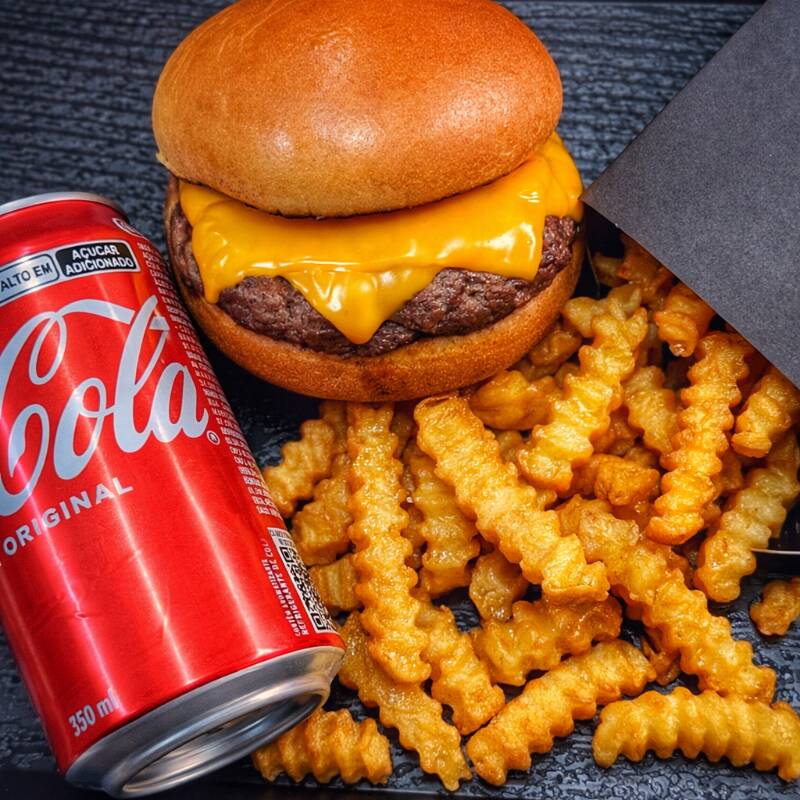 Combo Clássico ! Delicioso Pão brioche selado, Burger bovino de 150g coberto por 2 fatias deliciosas de queijo cheddar ! Acompanha uma deliciosa Porção de batata Crinkle crocante, e uma bebida geladinha a sua escolha.