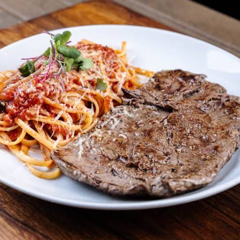 Um Suculento bife de Alcatra com Macarrão Fetuccini ao molho Sugo ou Branco (Especificar na observação qual molho deseja, caso não especifique será feito com o molho de maior estoque)