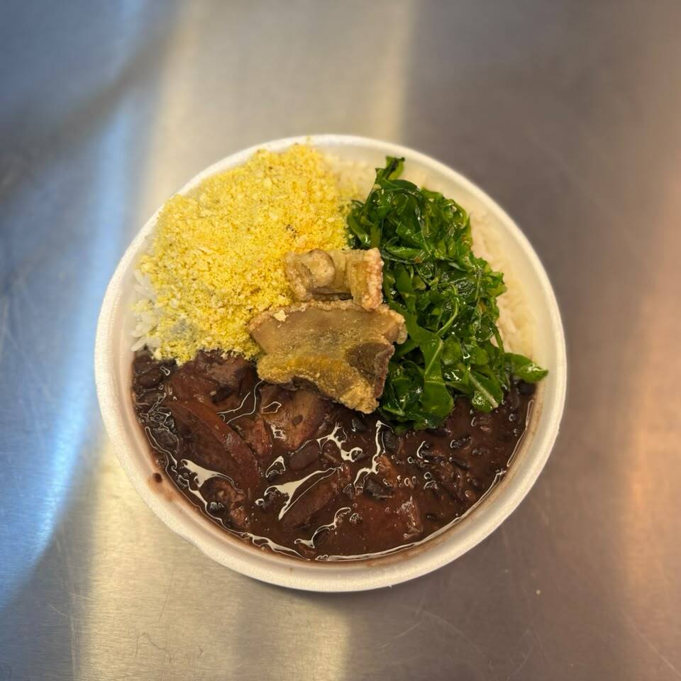Marmita feijoada magra individual (arroz branco, linguiça calabresa,, couve refogado, farofa NÃO ACOMPANHA TORRESMO ). Marmita indicada para 01 pessoa.