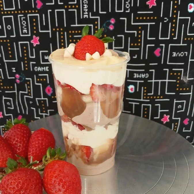 m delicioso Creme de Ninho com brigadeiro,chantilly trufado e morangos frescos e suculentos