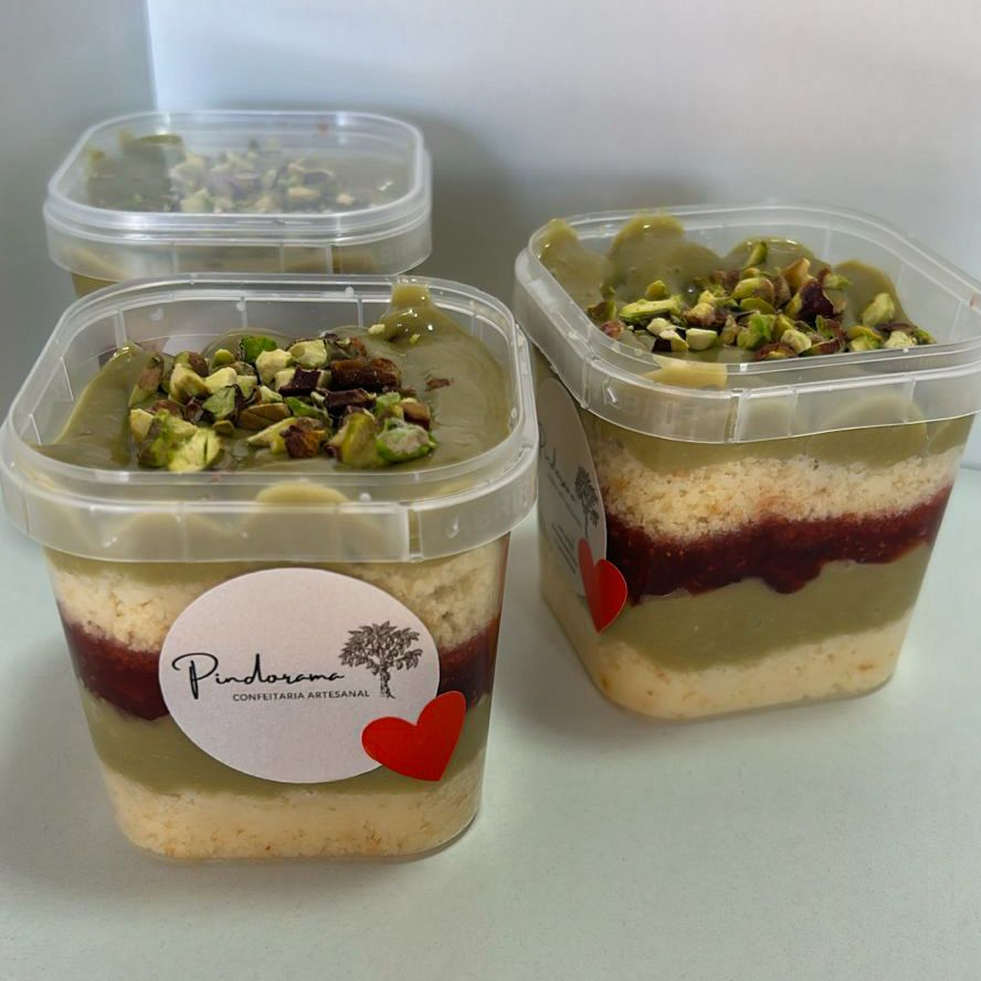 Camadas de massa de baunilha combinadas com um creme de pistache DE VERDADE, feito com pasta de pistache e ingredientes naturais, sem aromatizantes ou sabores artificiais. Para equilibrar, adicionamos nossa geleia caseira de frutas vermelhas, preparada artesanalmente, que traz um toque levemente ácido e realça ainda mais o sabor do pistache. Um doce sofisticado, fresco e feito com ingredientes selecionados em cada detalhe. Peso aproximado: 230g.