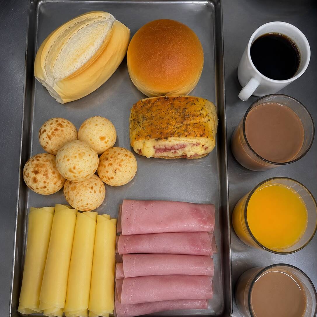1 Pão de sal, 1 pão de leite, 1 bebida, 2 pães de frios