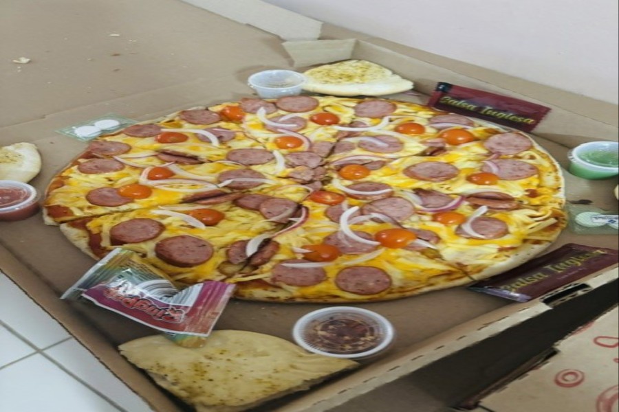 PIZZA GDE SALCHICHA AHUMADA CON AJO TOSTADO