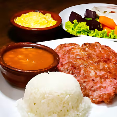 Linguiça toscana frita no ponto certo, com arroz soltinho, feijão saboroso, salada fresca e sua escolha entre fritas crocantes ou purê cremoso. Sabor que conquista!