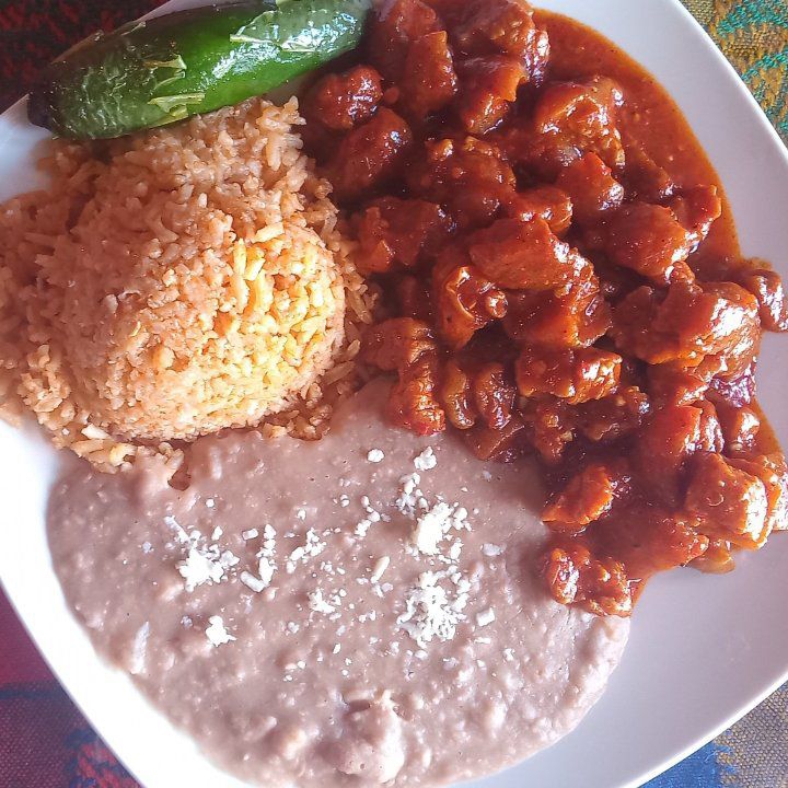 Chicharron de lonja en salsa roja