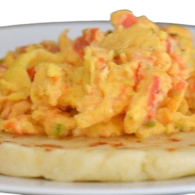Arepa COLOMBIANA con 2 Huevos con Cebolla y Tomate