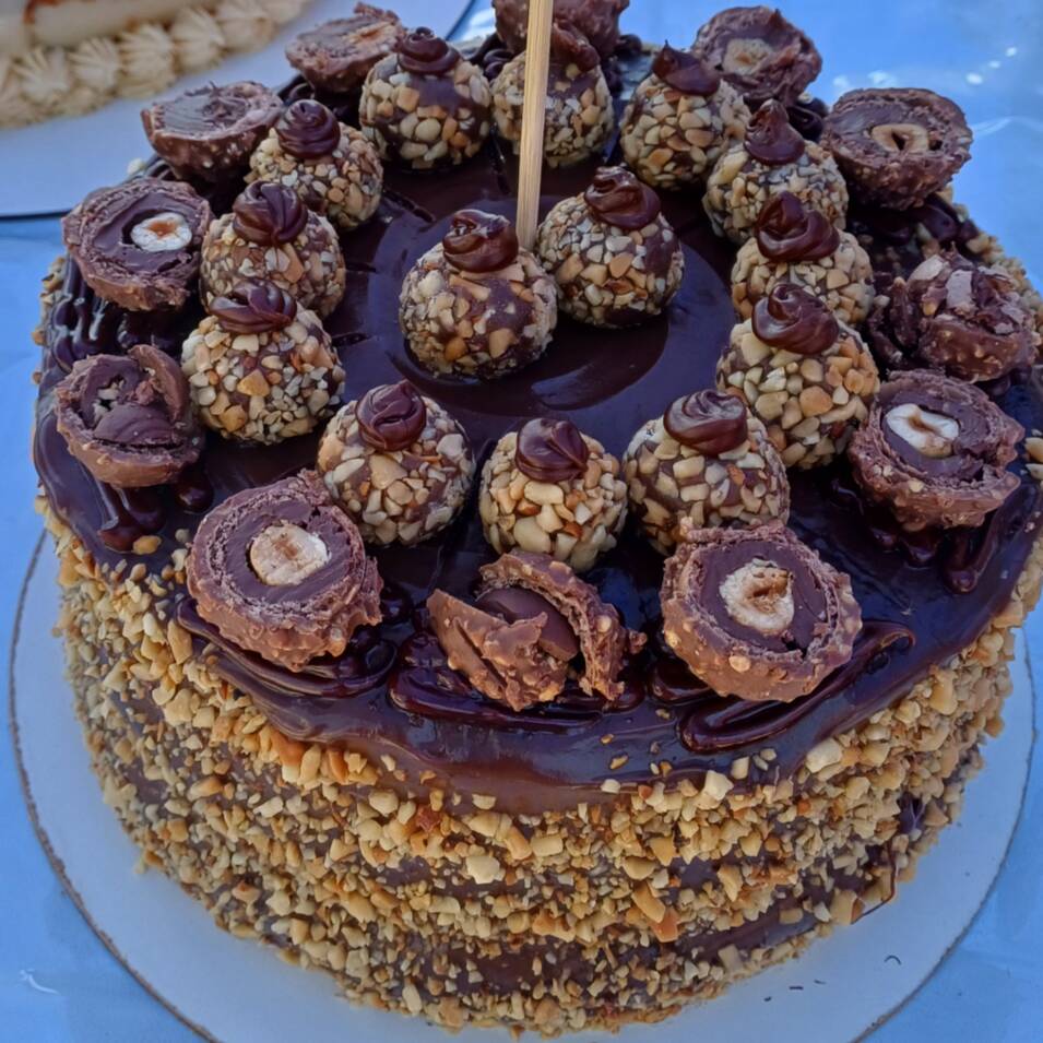 Fatia deliciosa de recheio de Ferrero com castanha e Nutella. E com.caldinha de chocolate