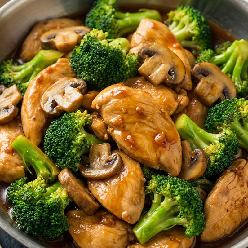 Fatias de peito de frango, brócolis, champignon ao molho de soja.