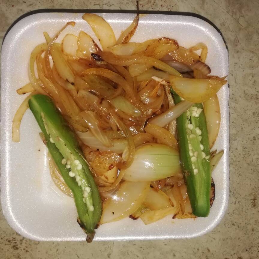 Orden de Cebolla Guisada y Chiles Toreados.