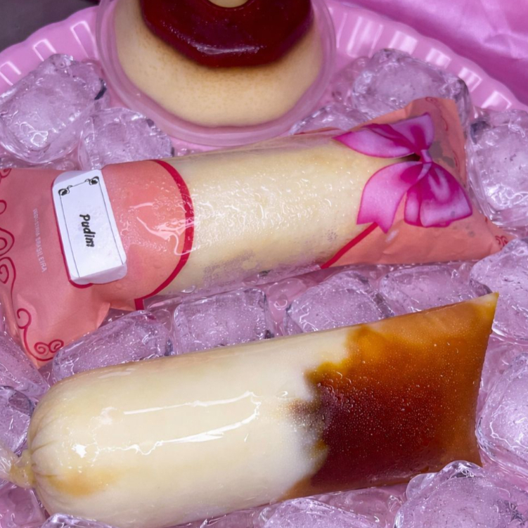 geladinho de pudim cremoso, suave e doce na medida certa e super refrescante.