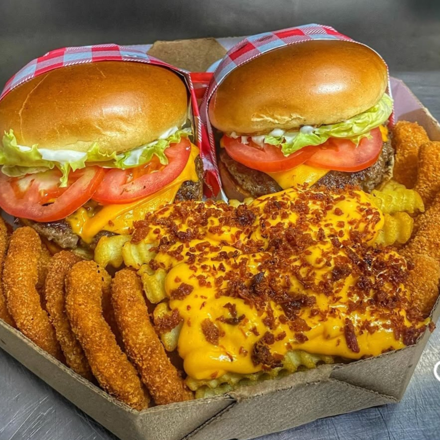2 smash ( Pão de brioche, blend de carne de 70g prensada na chapa, queijo cheddar, maionese verde, alface e tomate) acompanha de batata cheddar e bacon, 5 aneis de cebola, 5 nugget supreme. E 1 refrigerante de 1,5l
