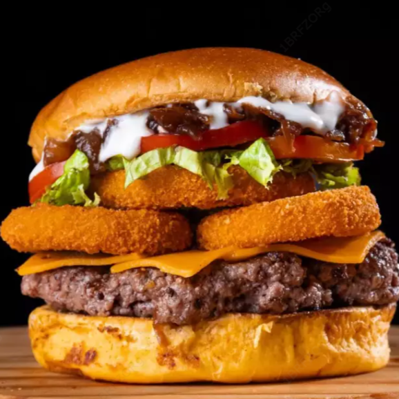 Pão bola, deliciosa carne artesanal tostada na chapa, 1x porção de Onion Rings queijo cheddar derretido em cima da carne, alface fresquinho do Dia , tomate salada, cebola caramelizada ao shoyo, e por fim 1x camada de maionese cremosa artesanal.