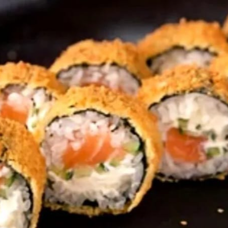 Salmo fresco, com cream cheese e arroz japonês, envoltos em alga marinha empanados e fritos crocante s por fora e cremoso por dentro.