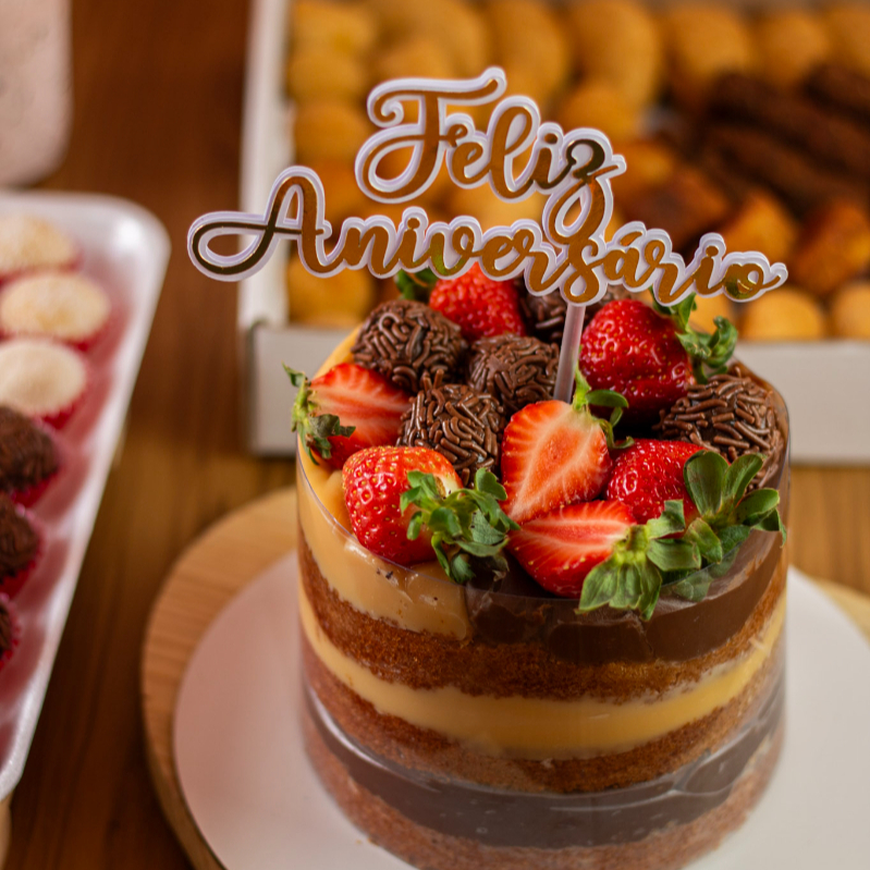 Massa: Massa de Ninho com recheio de Brigadeiro gourmet Finalizado com doces e morangos. Serve 8 fatias, ideal para 6 a 8 pessoas comerem bem. Esse bolo é bem molhadinho com recheio super cremoso.