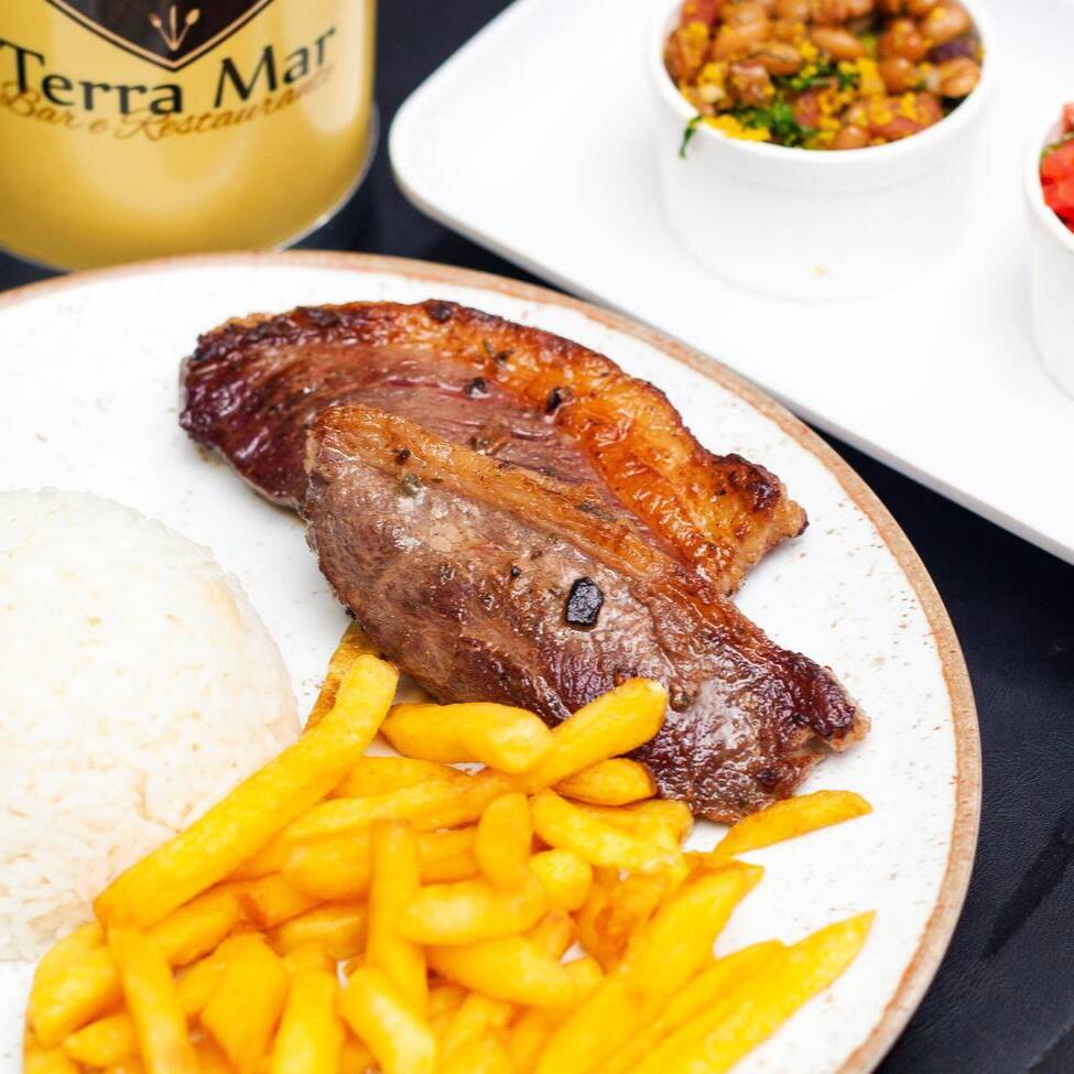 Picanha Grelhada na Chapa, Servida com Arroz Branco, Mandioca Cozida, Vinagrete Fresco e Tropeiro Tradicional.