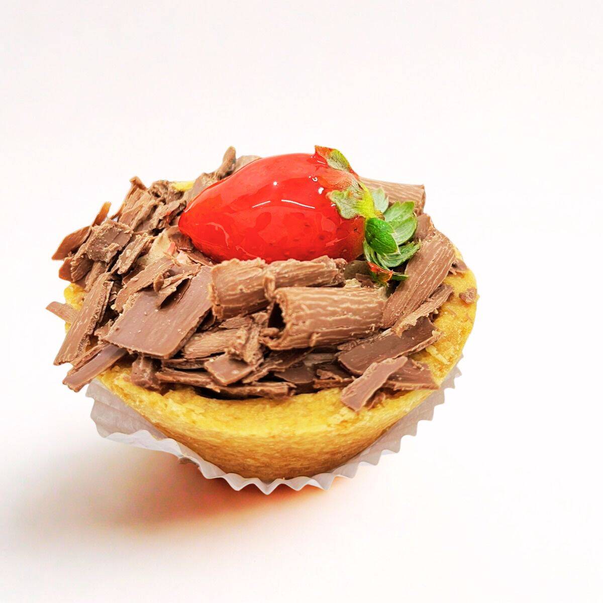 Delicada base crocante recheada com um creme intenso de chocolate, finalizada com cobertura suave e brilhante. Uma combinação perfeita entre textura e sabor para os apaixonados por chocolate.