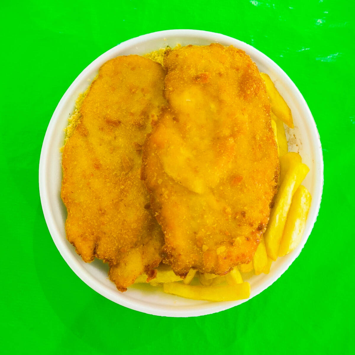 Acompanha frango a milanesa com arroz, feijão, macarrão, farofa, acompanhamento a sua escolha e um bebida de lata