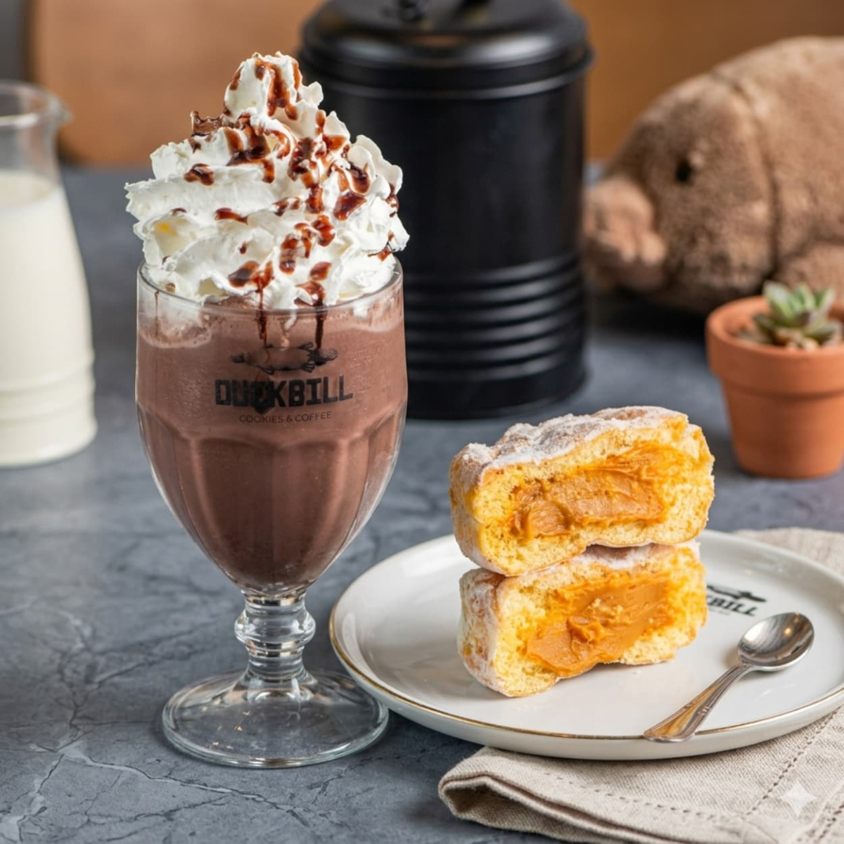 Para deixar seu dia mais doce, criamos o combo com um Frappubill de Chocolate com um irresistível Donuts de Doce de leite.