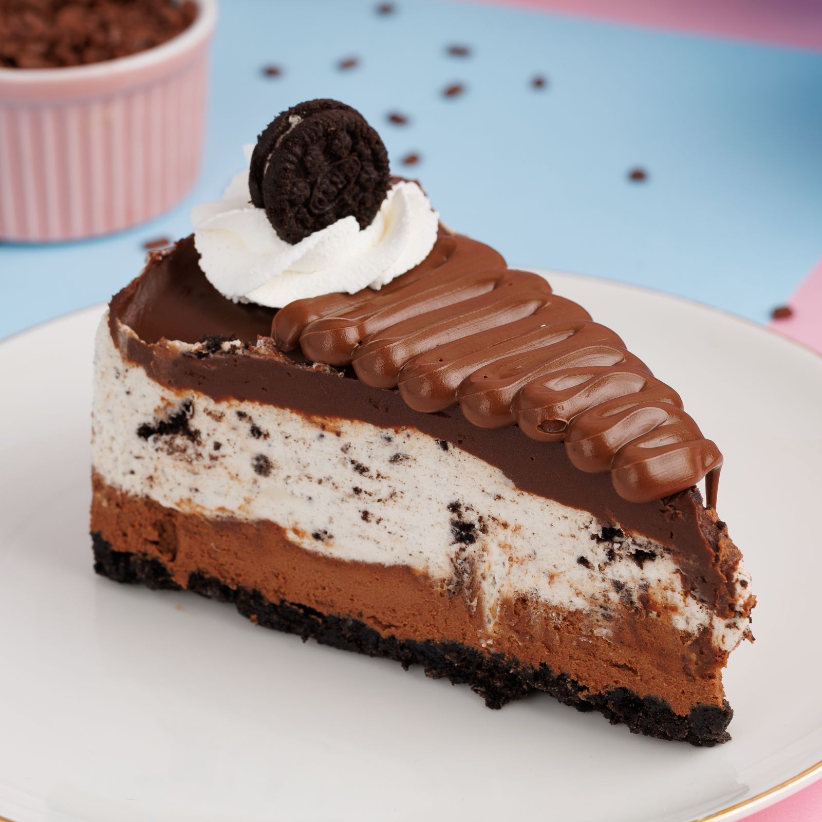 Essa maravilha tem a base feita de biscoito Oreo uma camada de mouse de chocolate e um recheio cremoso de Oreo finalizado com ganache meio amargo Nutella e bolacha Oreo para decorar