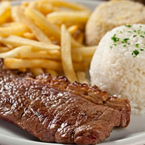 Contrafilé grelhado, com sabor marcante e maciez no ponto. Acompanha arroz branco, feijão da casa e fritas douradas. Um prato simples, generoso e cheio de sabor brasileiro.