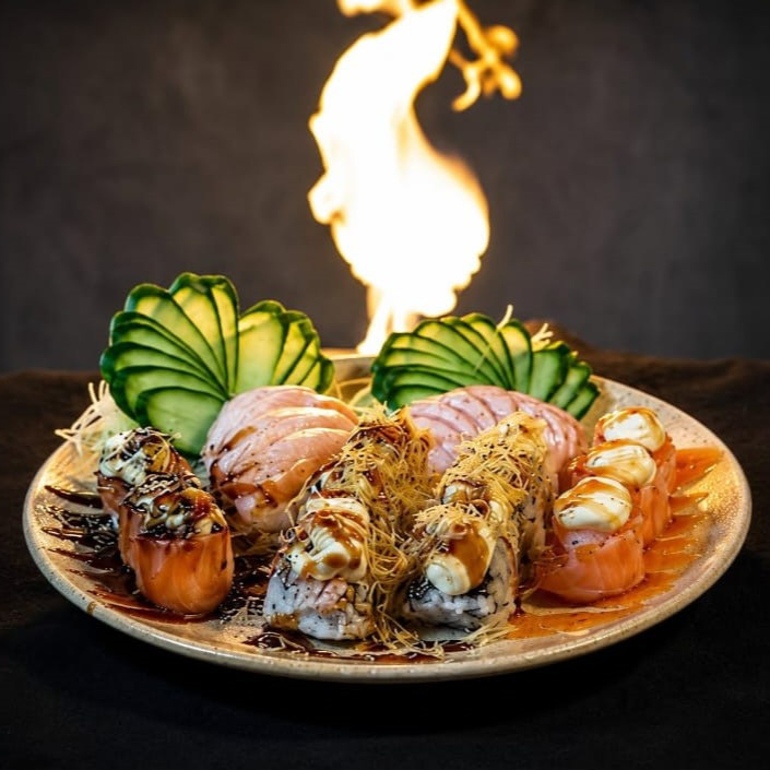 18 Peças • 3 Sushi Salmão Maçaricado • 3 Sashimi Salmão Maçaricado • 3 Joy Salmão Maçaricado Crispy• 3 Joy Red Hot Chili Pappers • 6 Uramaki Salmão Grelhado.