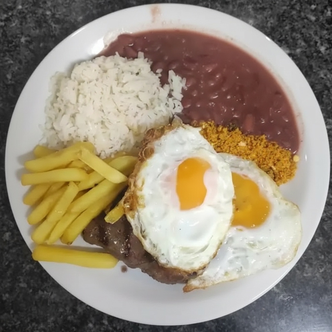 Pf com bife de chorizo Angus grelhado na churrasqueira, 2 ovos, batata frita, arroz, feijão vermelho e farofa dourada. Obs: O prato é enviado em marmita selada, 100% reciclável, livre de bisfenol A, e com divisórias para manter a qualidade do produto!
Comportam a mesma quantidade de comida que as marmitas de isopor <3