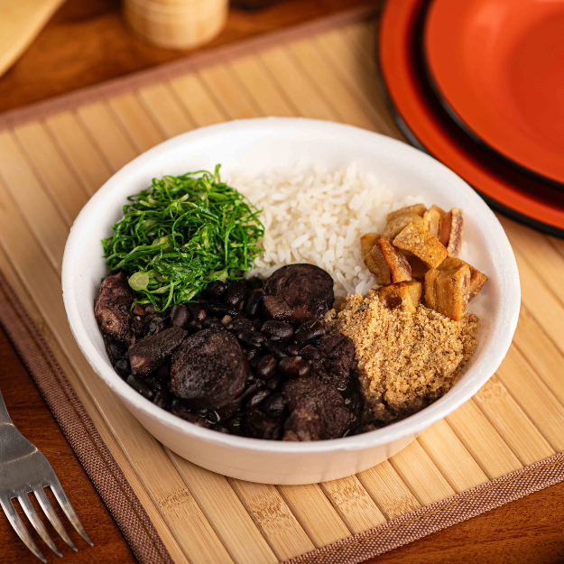 Feijão preto com carne suína macia, linguiça calabresa, e bacon defumado. Servido com arroz branco soltinho, farofa crocante, couve fresca e torresmo.