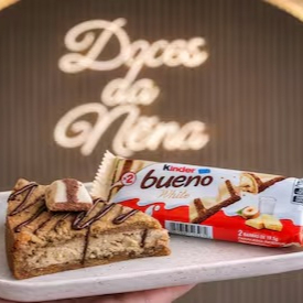 Uma deliciosa fatia de cookie com recheio de Kinder Bueno. Para finalizar, pedaço de Kinder Bueno por cima. Cada unidade pesa aproximadamente 110g. -A foto é meramente ilustrativa, o Kinder bueno pode ser o tradicional de chocolate preto ou chocolate branco.