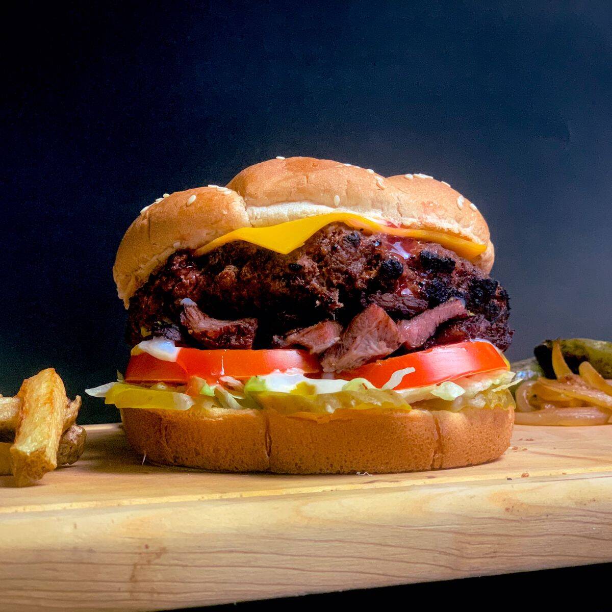 Burger 1/2 Libra con Costillita y Papas