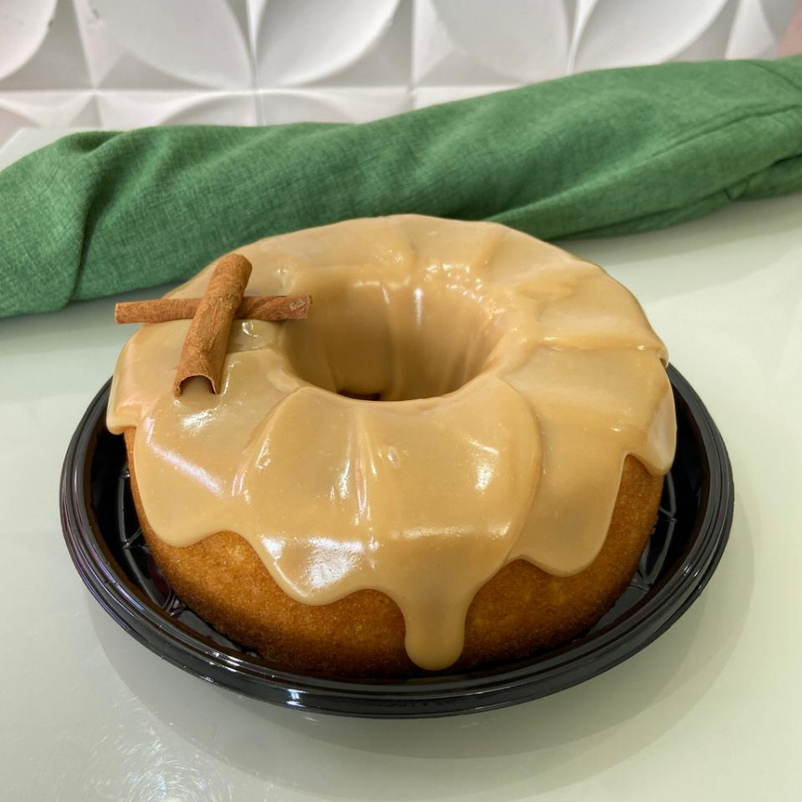 A combinação perfeita de uma massa fofinha com toque de canela e a cobertura de doce de leite caseiro, fazem desse bolo de churros uma experiência única. Te convido a experimentar. Serve até 12 fatias. Aproximadamente 700g