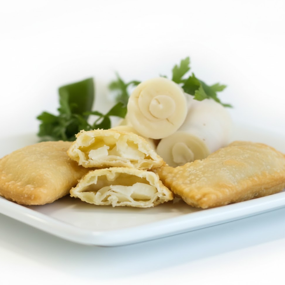 Nosso delicioso creme de palmito picado, tomate picado, milho cozido e queijo mussarela. Creme de palmito preparado com palmito picado, farinha, água e temperos. São 25x10cm de massa crocante, sequinha, recheada de ponta a ponta, preparado e frito na hora.
*imagem ilustrativa