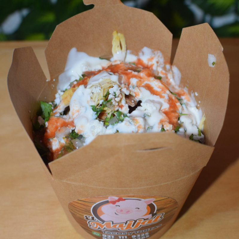 Chilaquiles en caja de pollo salsa roja picante