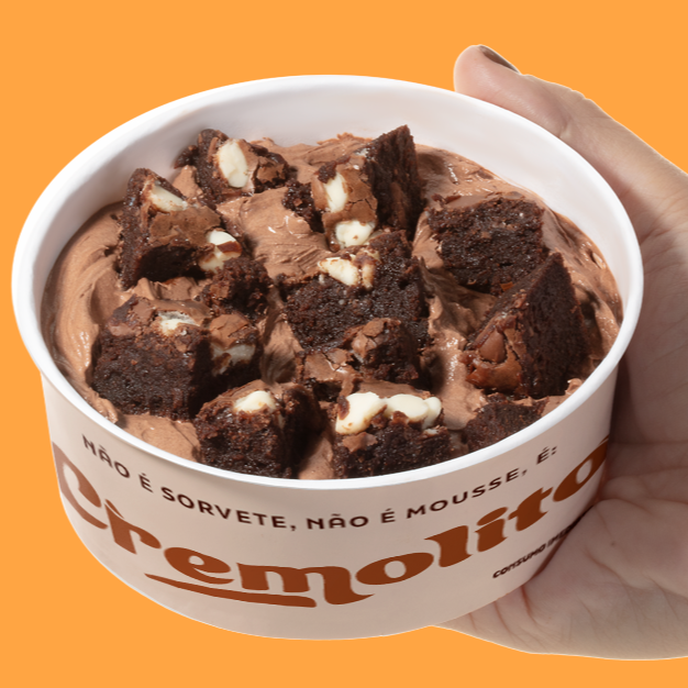 Não é sorvete, não é mousse, é Cremolito. Um creme refrescante e super cremoso nos sabores baunilha ou chocolate, com pedaços de brownie à sua escolha, que derretem na boca. Sabor intenso, textura perfeita e a qualidade da Vó Alzira em cada colherada. Imagem meramente ilustrativa.
