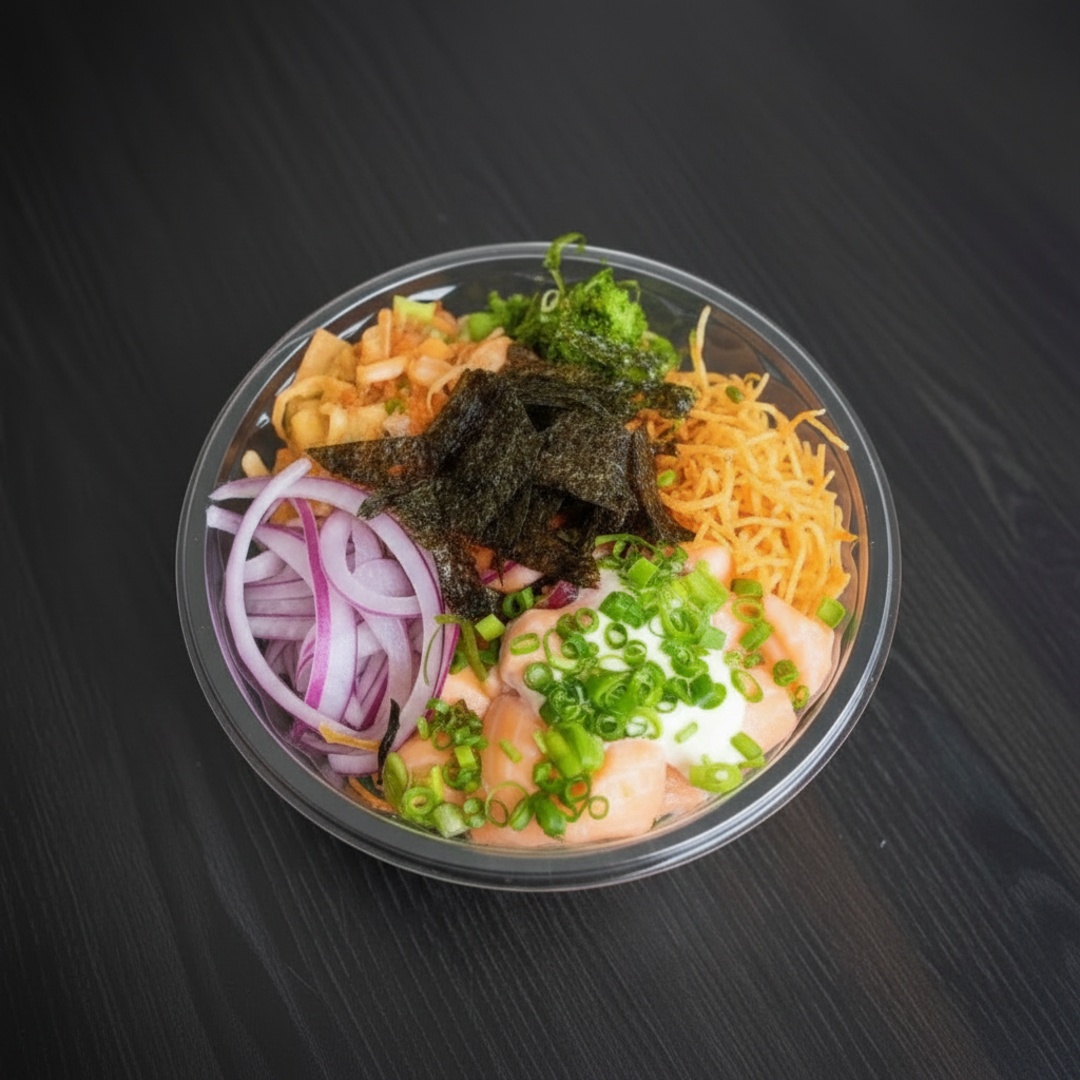 Arroz Japonês, Salmão Grelhado Em Cubos, Cream Chesse, Couve Crispy, Alho Poró, Cebola Roxa , batata doce crispy, Alga Picada E Cebolinha Verde.