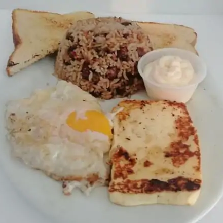 Gallo Pinto, con Huevo, Natilla, Queso
