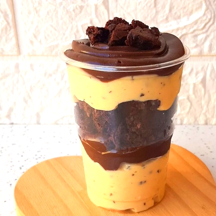 Para os amantes da combinação perfeita do azedinho do maracujá com o doce do chocolate , nosso copo  é composto por creme ao leite , creme de maracujá pedaços de brownie e finalizado com Nutella e pedaços de brownie.