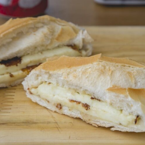 Pão francês e queijo branco.