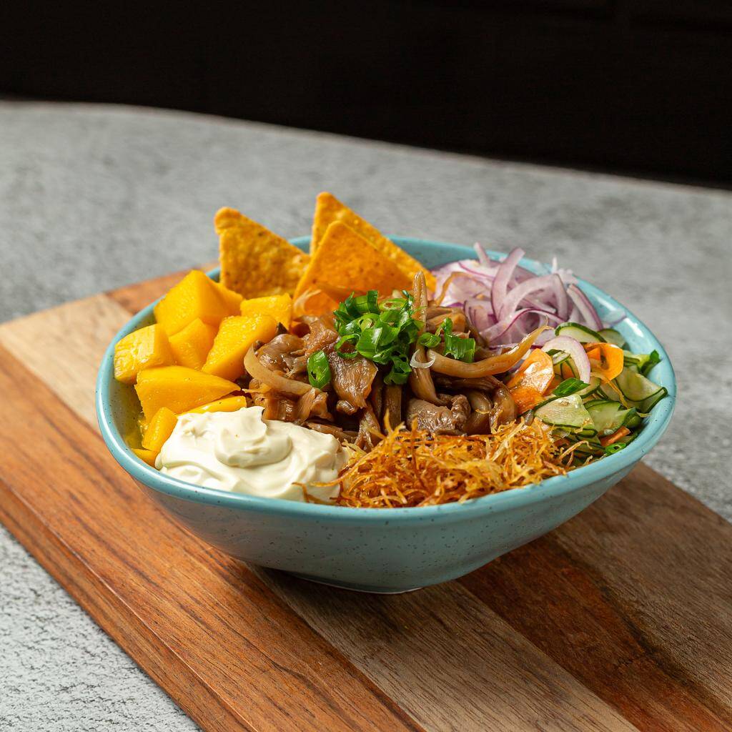 Base arroz Japonês, Pedacinhos de Manga em Cubos, Cebola Roxa, Pepino Fatiado, Chips de Batata, Cream Cheese, Doritos e Shimeji. Finalizado com Cebolinhyas Frescas.