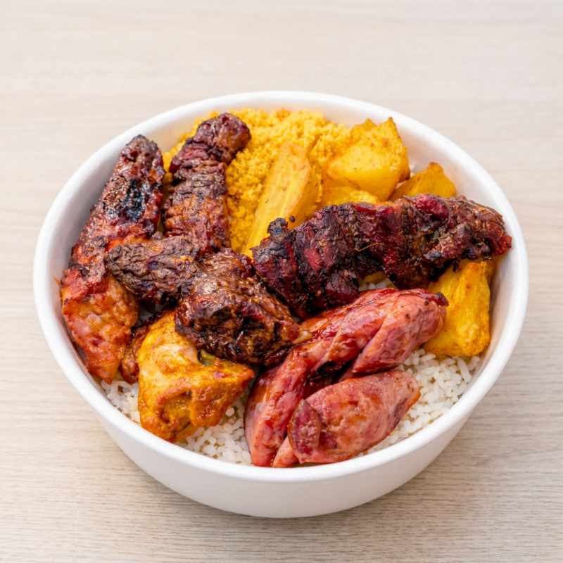 A Churrascaria Boi Branco traz para você a opção de 'Marmita Churrasco na Brasa'. Esta delícia é composta por suculentos pedaços de carne cuidadosamente selados na brasa, fraldinha linguiça Toscana tender e frango assado acompanhados de um arroz branco leve e soltinho, um feijão carioca bem temperado e com gostinho de casa, uma farofa crocante e saborosa e fritura na medida certa. Servimos este prato caseiro e repleto de sabor no almoço. O tamanho da marmita é médio, perfeito para satisfazer o seu apetite. Venha experimentar!