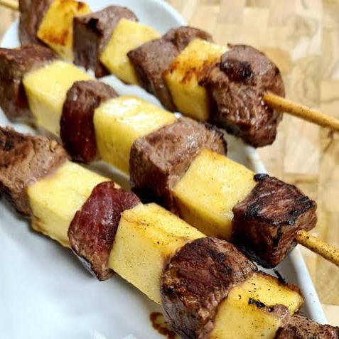 Delicioso crepe recheado com carne moída temperada e queijo derretido.