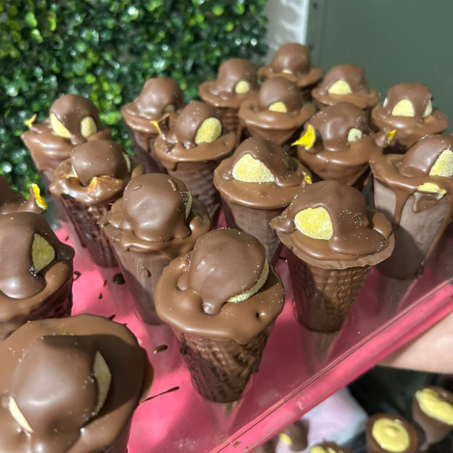 casquinha banhada no chocolate blend, recheada com mousse maracujá da fruta