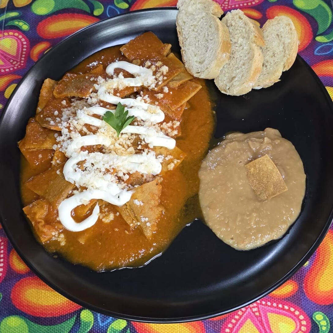 Chilaquiles Rojos con Pollo
