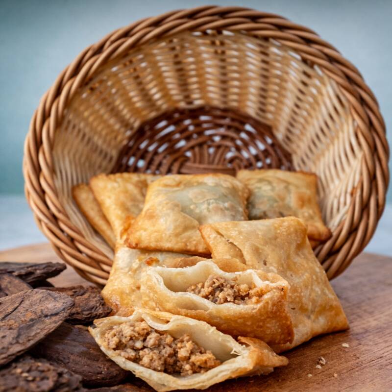 Pastel recheado com carne moída temperada e suculenta, frito até ficar crocante.